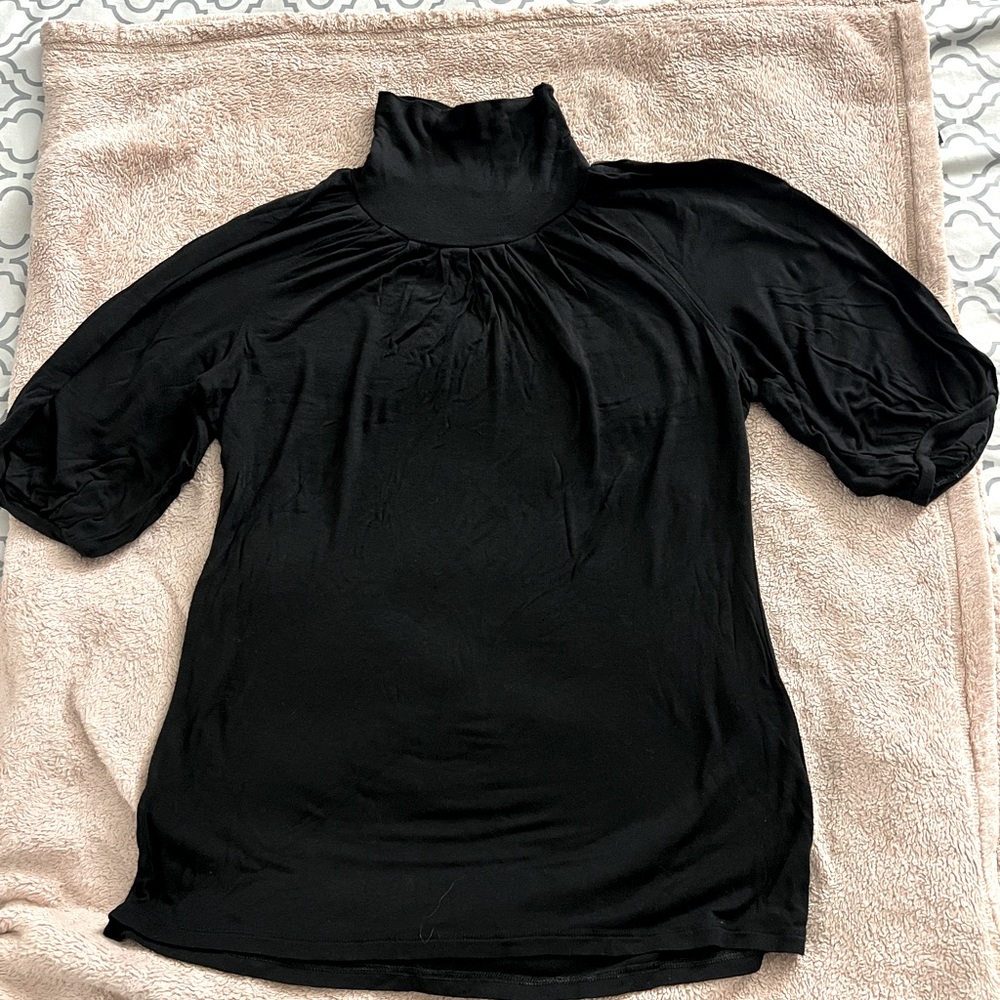 Due Per Due short sleeved black top